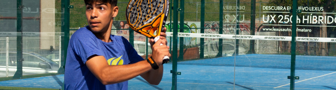 Imagen de hombre jugando al padel